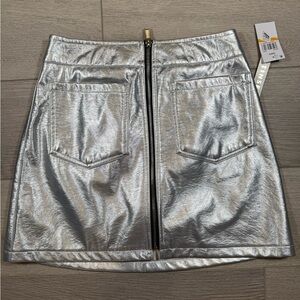 Tinseltown Metallic Silver Mini Skirt e Size S juniors trendy
